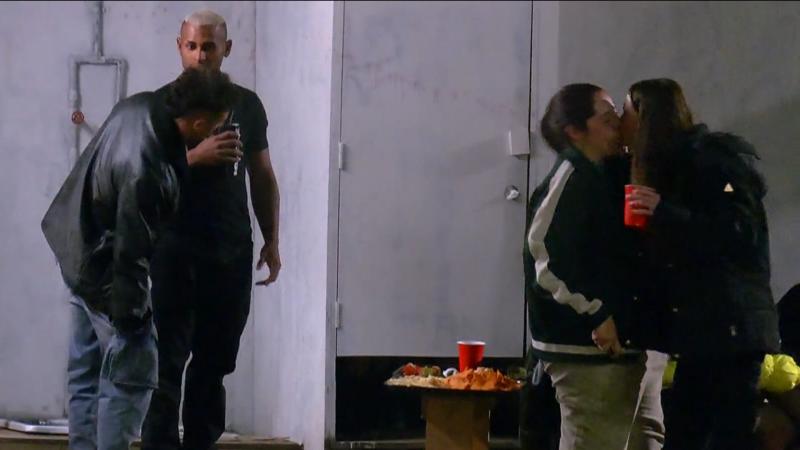 El beso entre Mopa y Julia Fernándes / Canal 13
