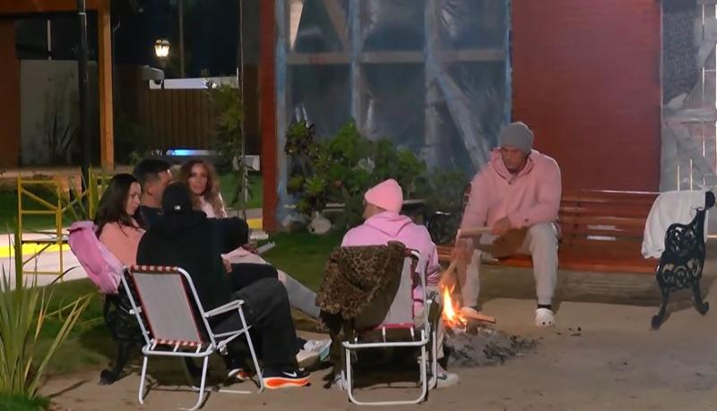 Camilo Huerta habla con los demás sobre el divorcio culposo