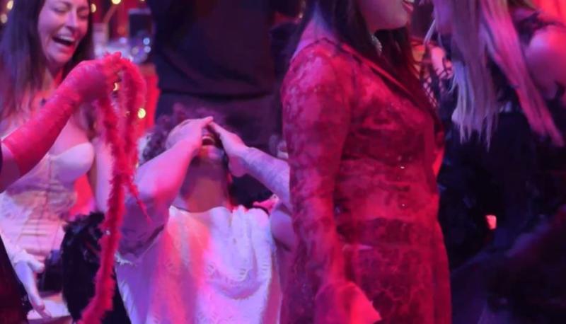 Joche disfrutó de un baile de sus compañeras