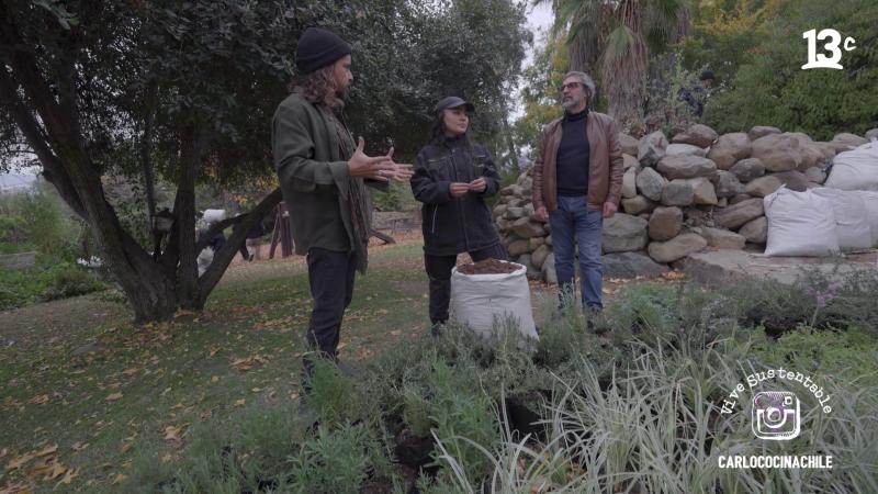 Juanita Montalva y Miguel Ángel Fernández ayudaron a Carlo von Mühlenbrock a instalar un Filtro Vivo / 13C.