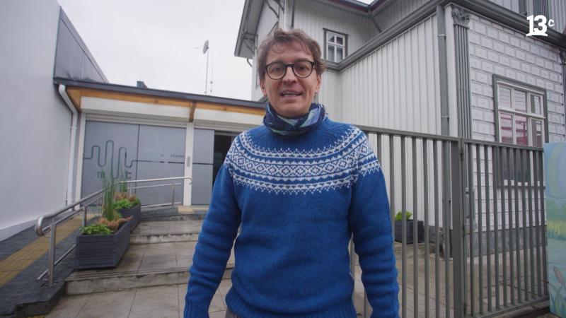 Matías Egaña frente al Museo de Telecomunicaciones de Valdivia. 13C.