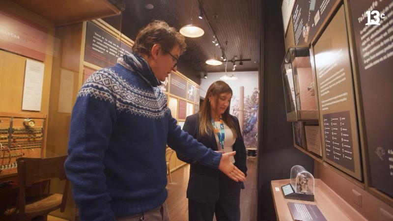 Matías Egaña y Marcela Pérez dentro del Museo de Telecomunicaciones de Valdivia. 13C.