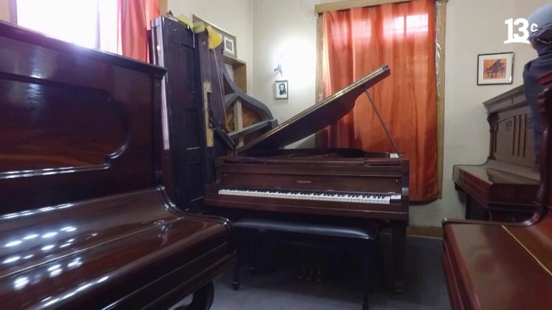 Pianos dentro del taller de Miguel Ángel Quijada. 13C.