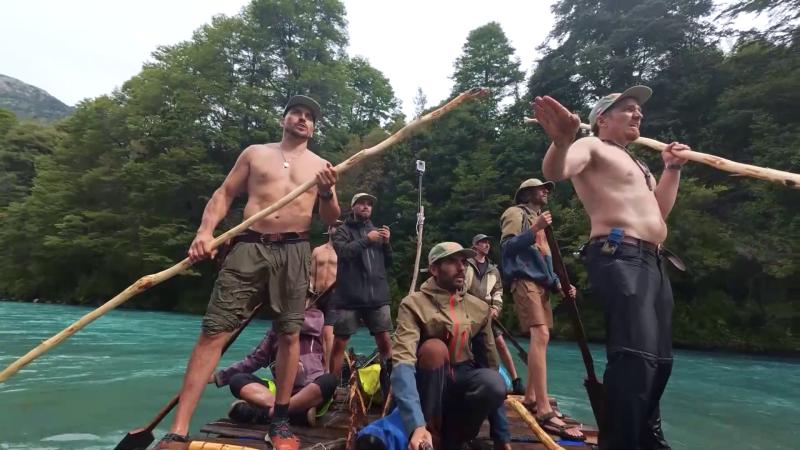 Familia Andrade Astorga sobre la balsa que construyeron en El Clan. Canal 13.