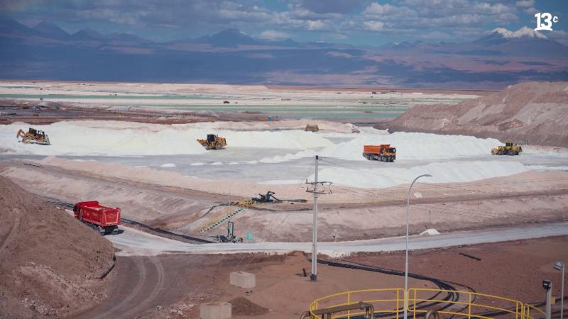Camiones extraen litio en Salar de Atacama. 13C.