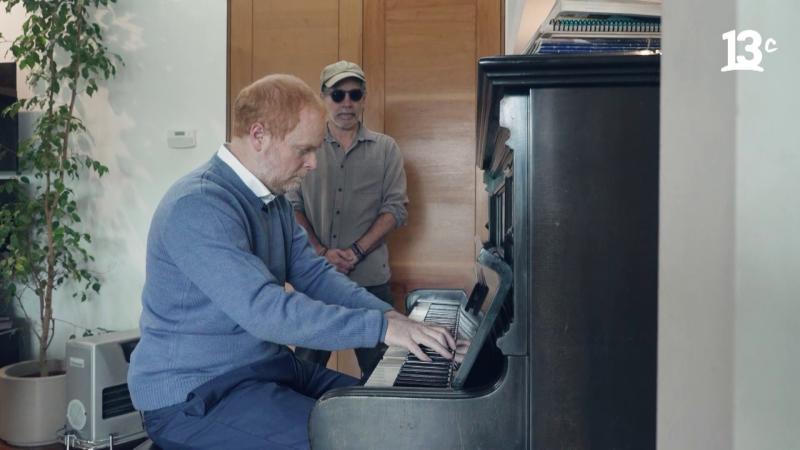 Senador Rojo Edwards en el piano, atrás el conductor Roka Valbuena. 13C.