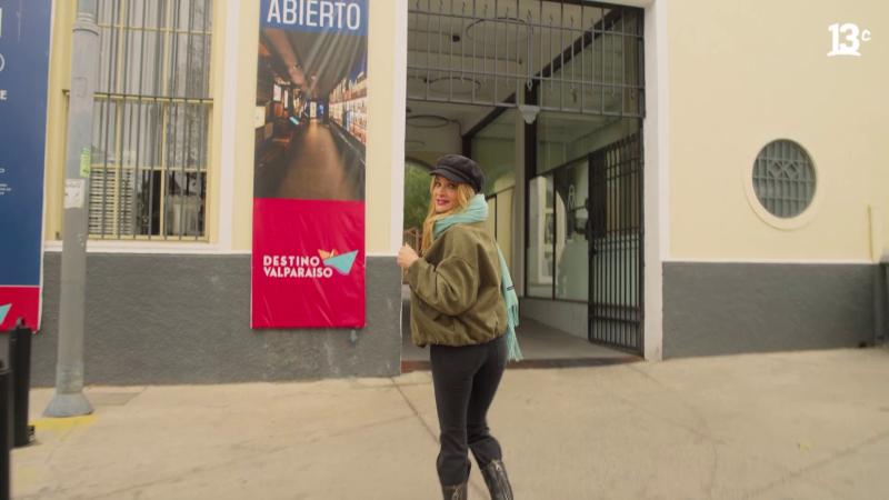 Nicole en el frontis de Destino Valparaíso. / 13C.