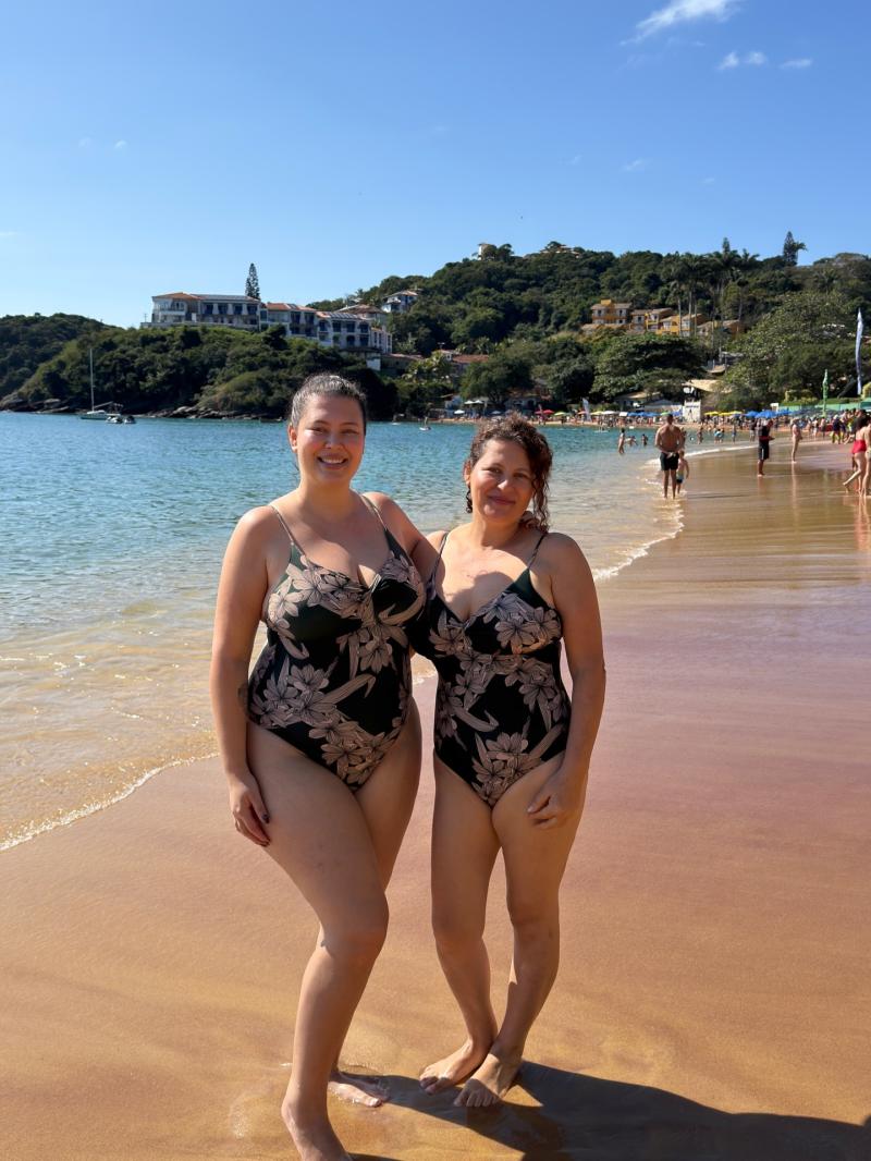 Michelle Carvalho y su madre en Buzios | Instagram