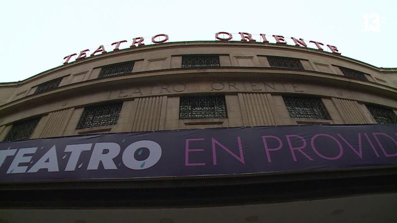 Parte de la fachada del Teatro Oriente de Providencia / 13C.