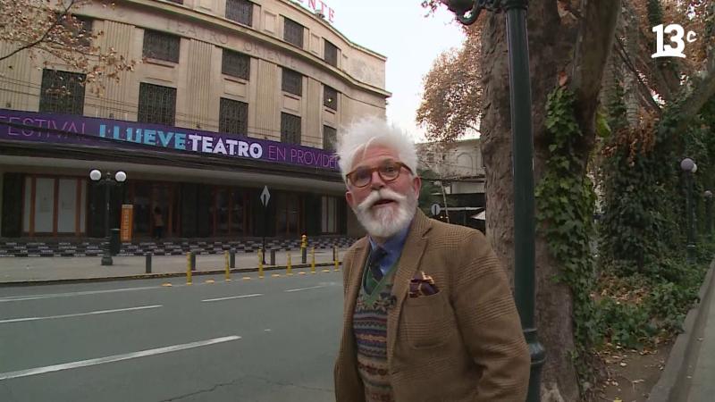 Federico Sánchez frente al Teatro Oriente de Providencia / 13C