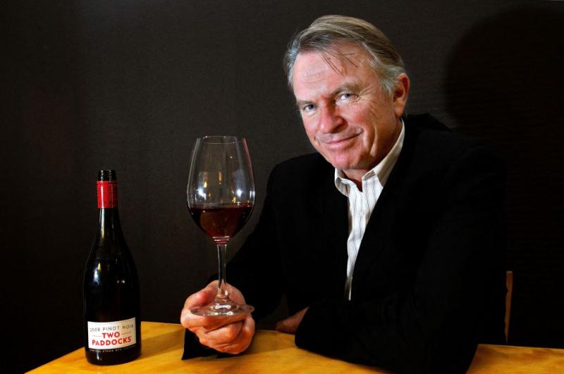 Sam Neill haciendo publicidad a su viñedo Two Paddocks | AFP