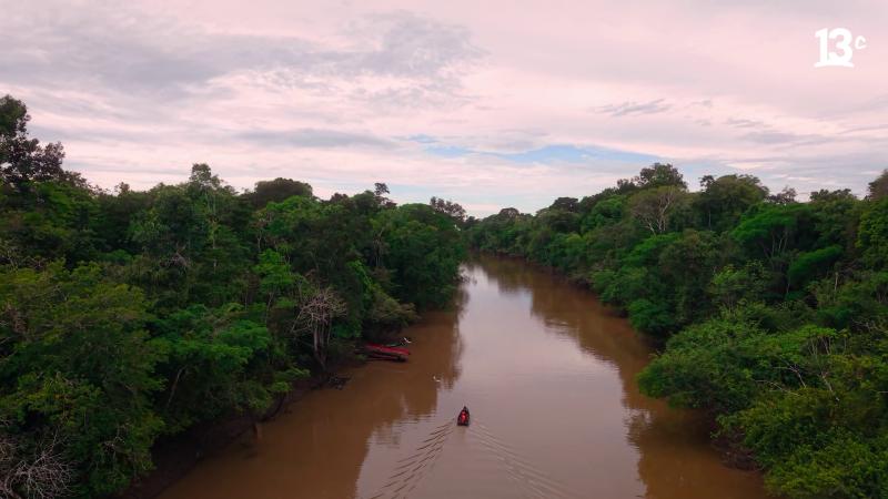 Vista aérea de uno de los ríos del Amazonas / 13C