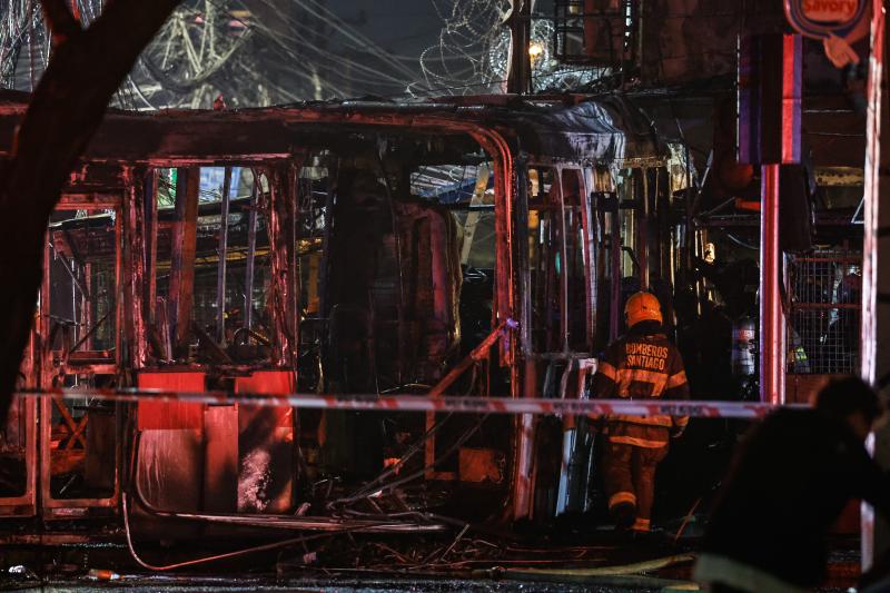 Brutal incendio termina con incendio y cinco fallecidos - Aton.