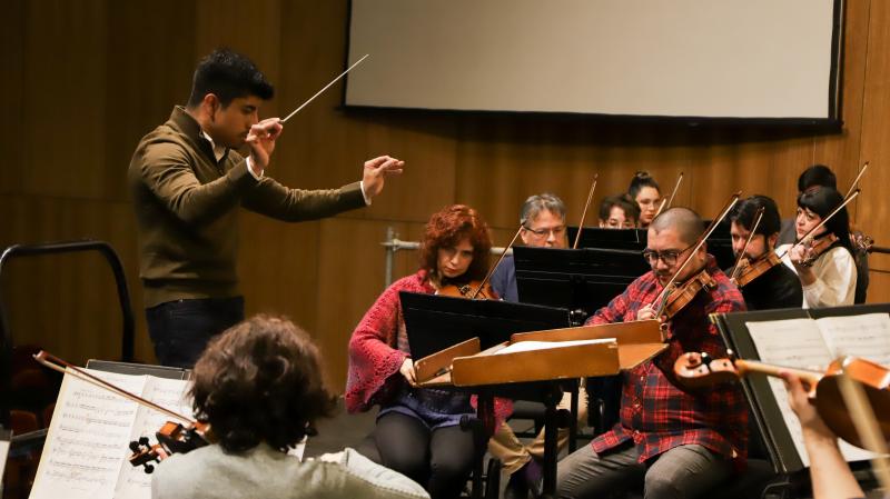 Dayner Tafur-Díaz regresa a la Orquesta Sinfónica UdeC junto al violinista Freddy Varela en "Misterios y Leyendas".