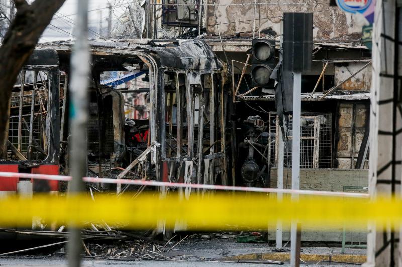Choque de vehículo con bus RED termina con fatal incendio - Agencia Uno.