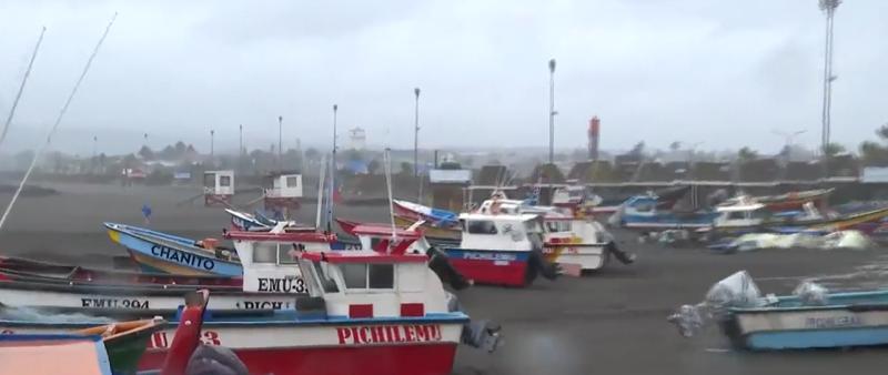 Tu Día - Pichilemu enfrenta intensos vientos y lluvia horizontal en medio del sistema frontal