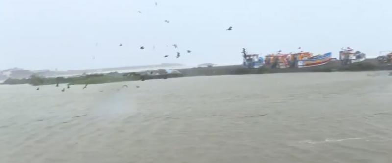 Curanipe enfrenta el lado más duro del temporal: marejadas extremas y techumbres arrancadas por el viento