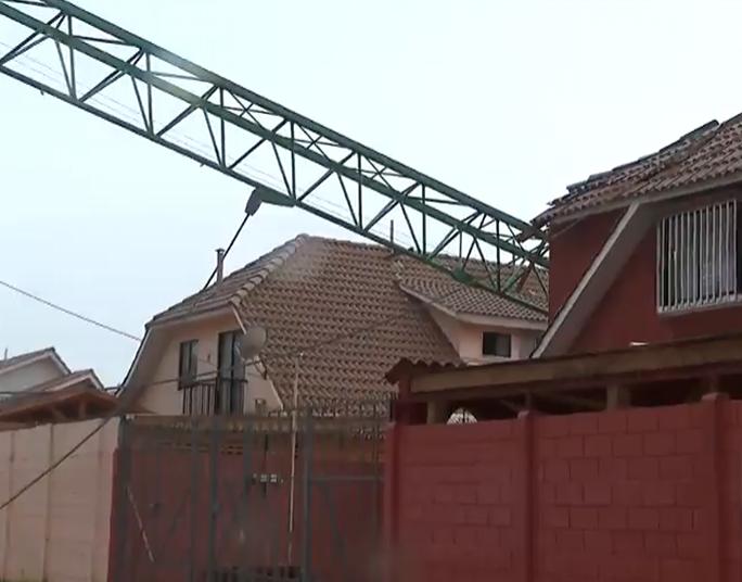 C13 - Grúa cae sobre viviendas y destruye un vehículo en plena emergencia por el temporal en Coquimbo