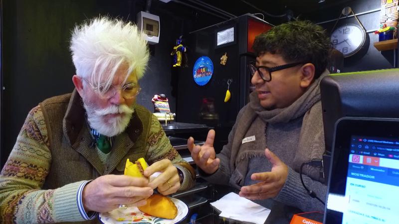 Federico Sánchez prueba unas salteñas bolivianas junto al dueño de Jigote Saltenería, Ariel Barreto / 13C