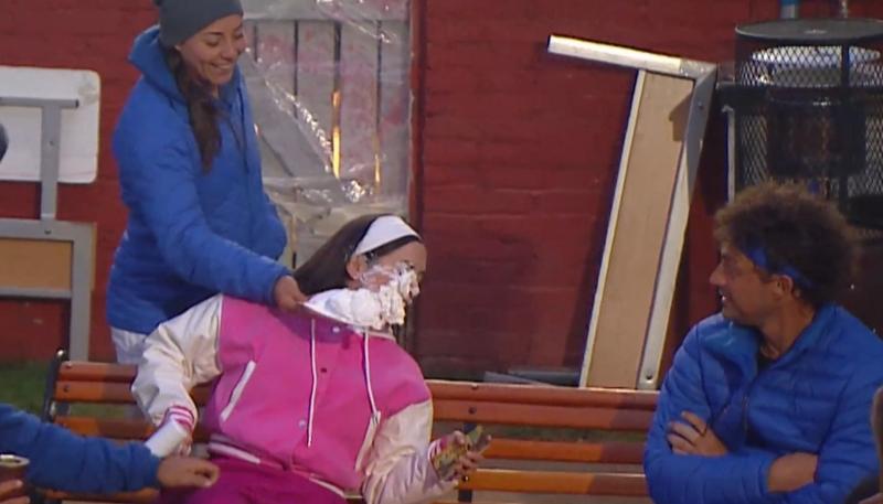 Paz le lanzó un pastelazo a Natu / Canal 13