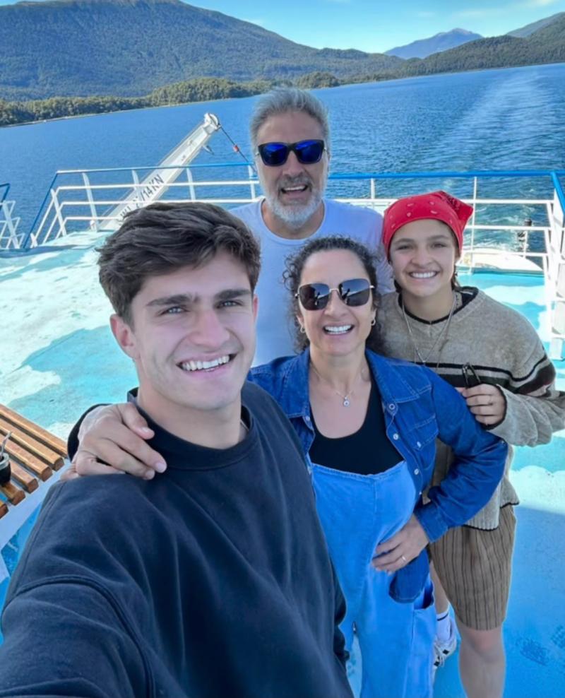 Claudia Miranda junto a Omar Costella y sus hijos - Instagram