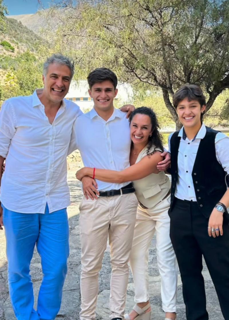 Omar Costella y Claudia Miranda junto a sus hijos - Instagram