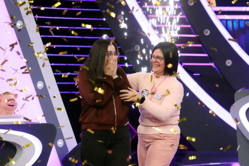 Martín Cárcamo entrega gran premio.