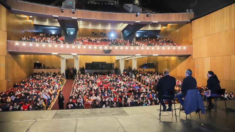 Éxito total en el Teatro UdeC: más de 800 personas disfrutaron del estreno de Mil Pedazos.