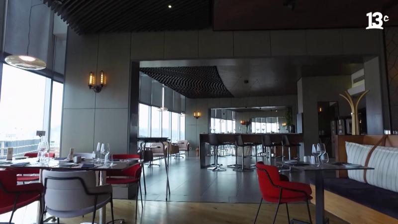 Interiores de restaurante Glass 17 del Hotel DoubleTree by Hilton / 13C