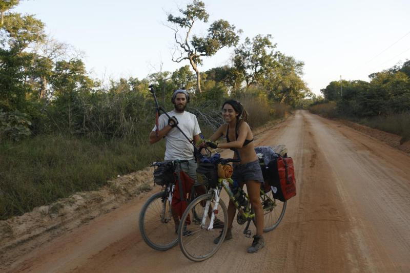 “A Pedales África”: serie chileno-argentina de cuatro amigos que recorren 9.000 km en bicicleta para revelar el lado más humano del continente.