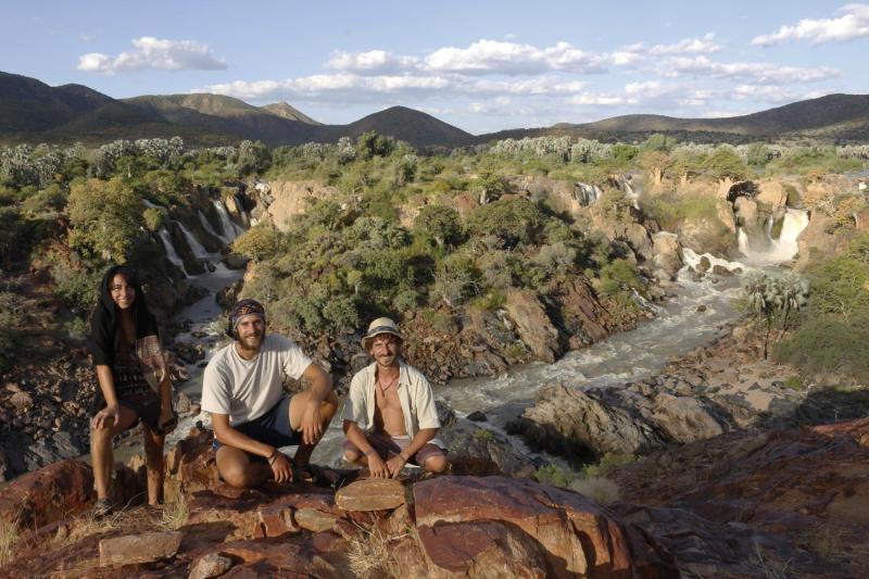“A Pedales África”: serie chileno-argentina de cuatro amigos que recorren 9.000 km en bicicleta para revelar el lado más humano del continente.