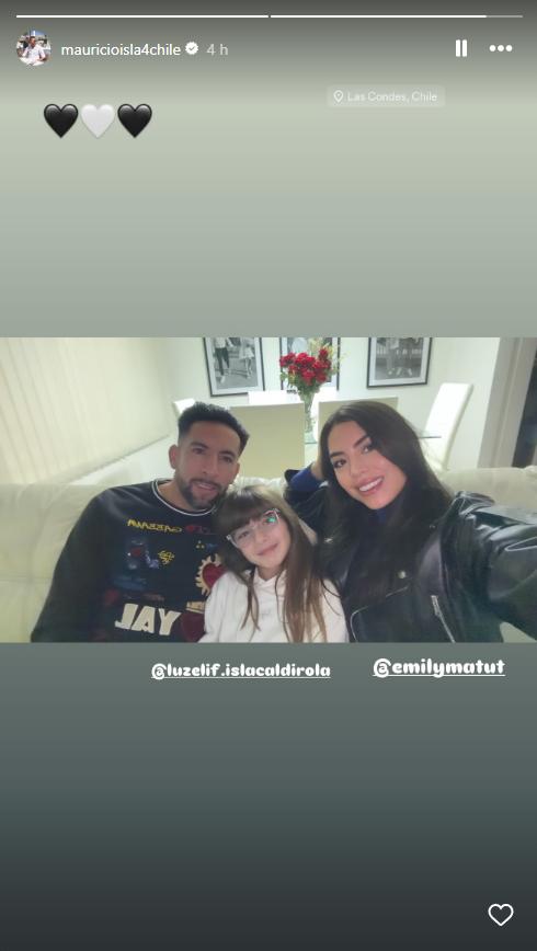 Mauricio Isla junto a su hija y su pareja | Instagram