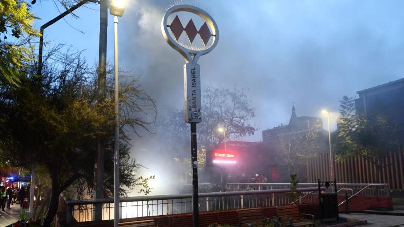 La decisión de Metro de Santiago tras incendio en Santa Isabel - Créditos: ATON