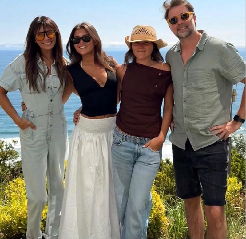 Carlos Romero junto a Andrea Sanhueza y las hijas de Roberto Bruce - Instagram