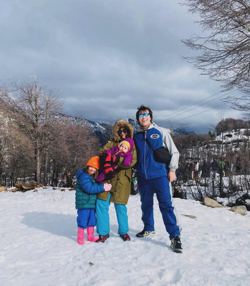 Daniela Pérez junto a sus hijos y Camilo Zicavo - Instagram
