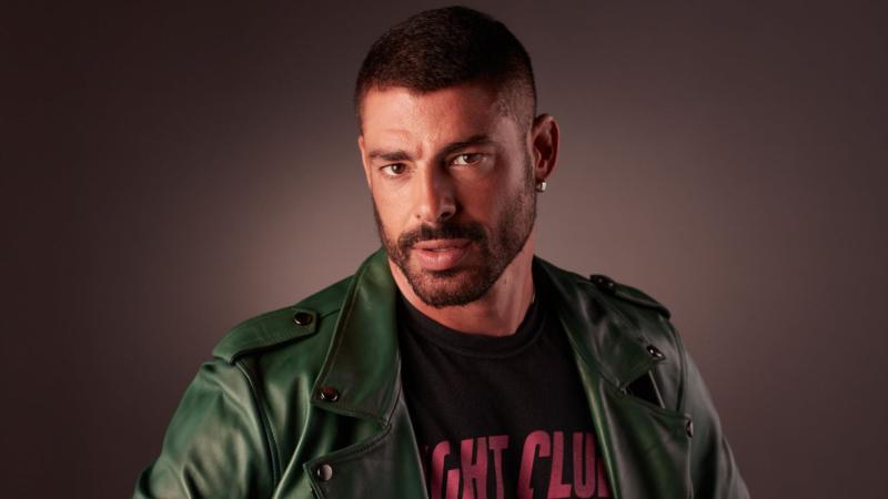 Cauã Reymond interpreta a César en "Vale todo"