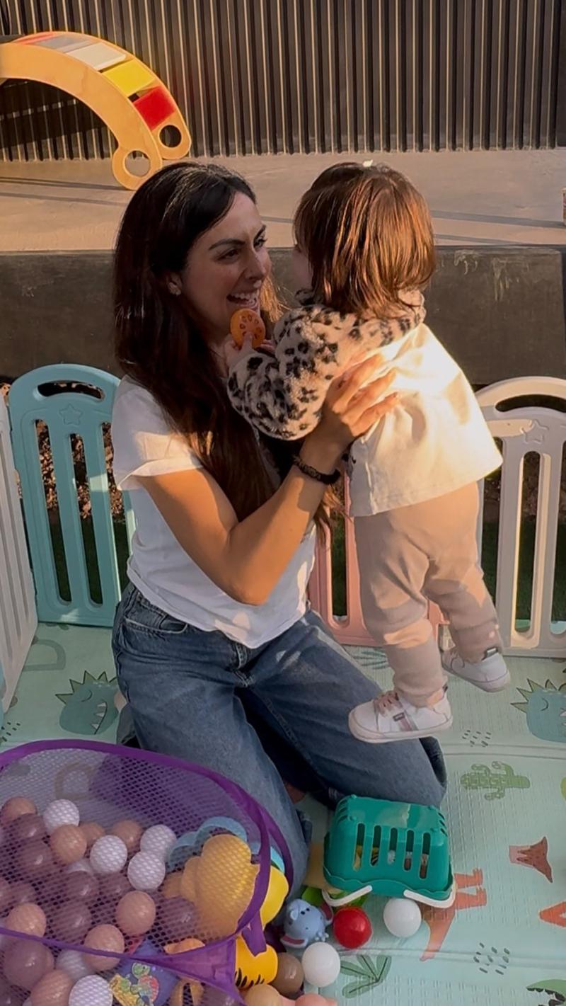 Pareja de Rodrigo Gallina junto a su hija | Instagram