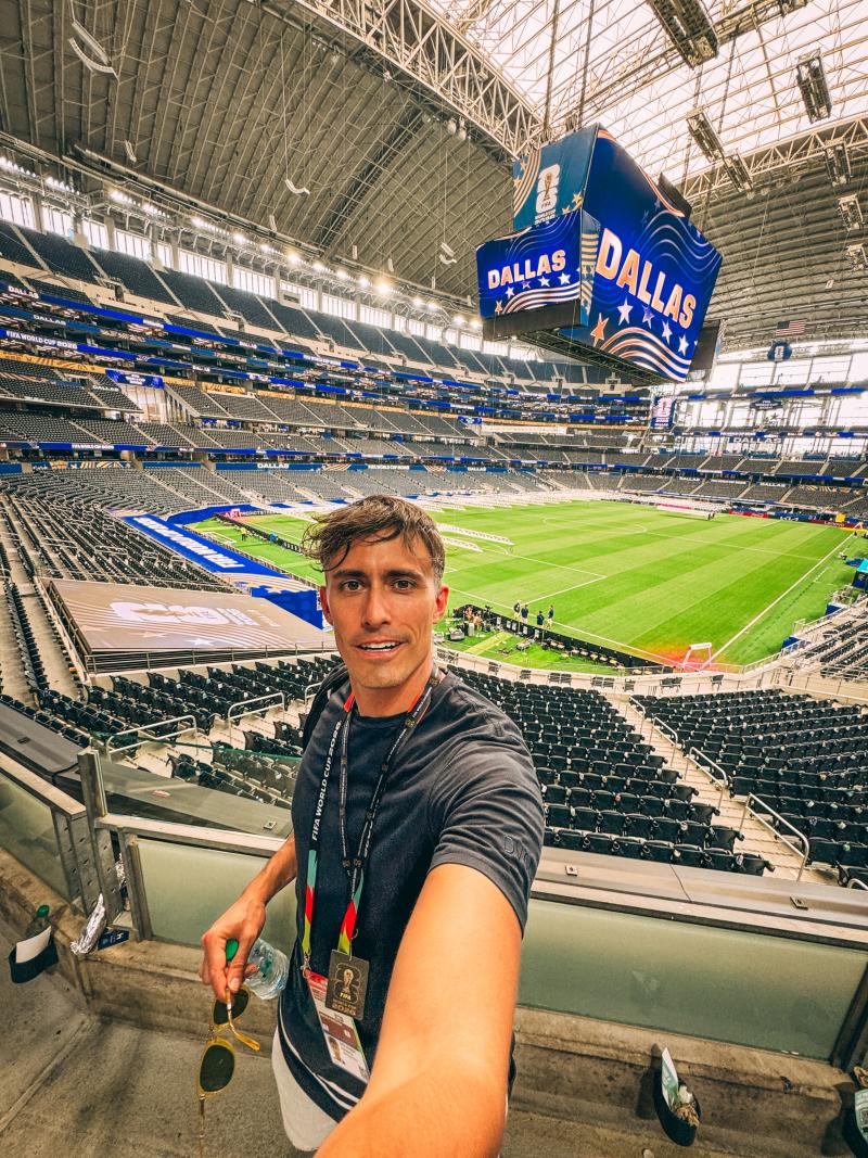 Roberto Cox durante su cobertura del Mundial 2026 | Instagram