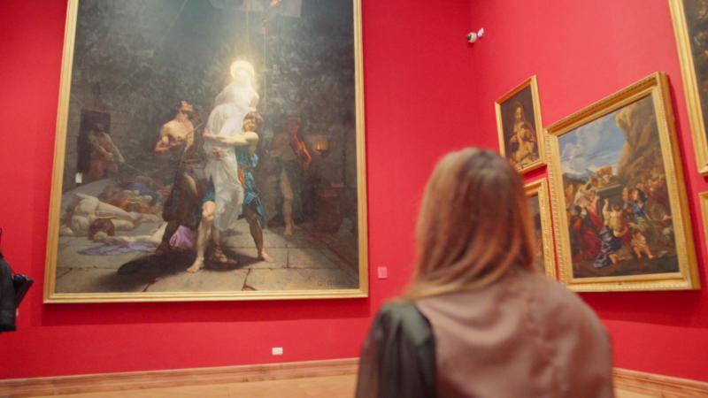 Nicole observa una de las pinturas dentro del Museo Palacio Vergara. 13C.