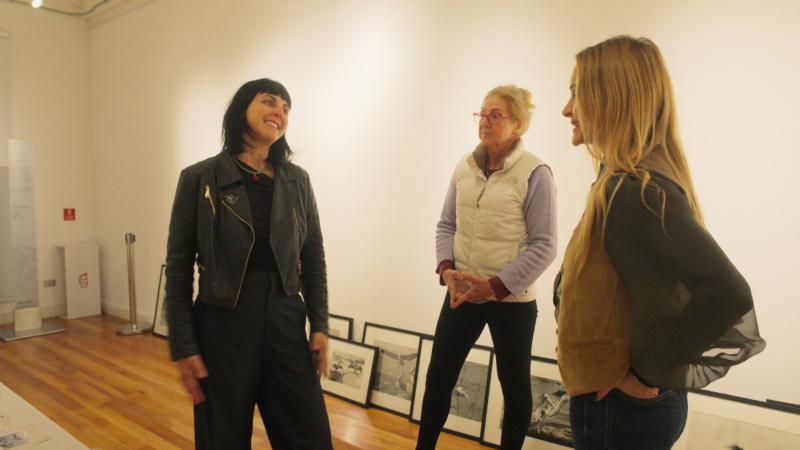 Nicole conoce a fotÓgrafas Fernanda Larraín y Mari López. 13C.