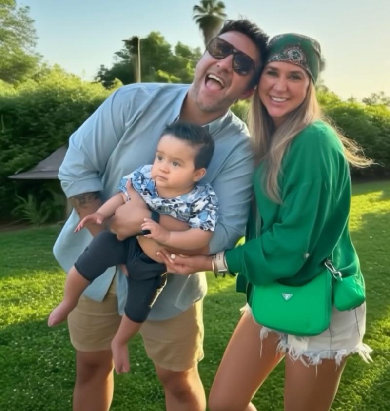 Flavia con parte de su familia - Instagram @flavianaseeling