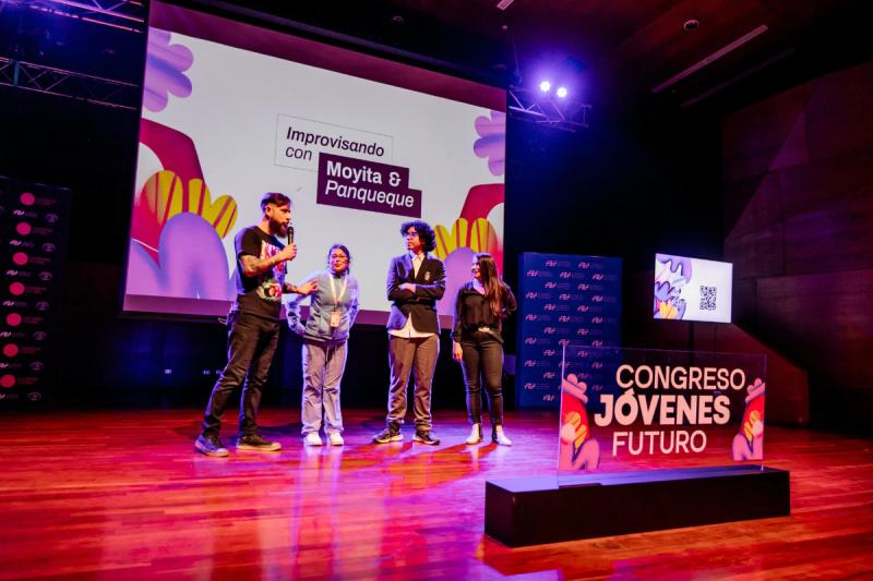 Un menú para elegir cómo participar La programación se organizará bajo el concepto “Dopamine Menu”, un formato que permitirá a cada asistente construir su propio recorrido y elegir entre charlas, conversaciones, talleres y experiencias. El “menú” abordará temas como la salud mental, las habilidades necesarias en un escenario laboral marcado por la inteligencia artificial, las nuevas formas de aprendizaje y las maneras de participar y generar cambios. Entre los contenidos se contempla una charla del psiquiatra Mario Valdivia sobre incertidumbre y salud mental; el podcast en vivo “El futuro ya no es una promesa”, dedicado a las nuevas trayectorias de vida; y el espacio “Del espectador al diseñador”, enfocado en participación, liderazgo y capacidad de acción. También se realizará el conversatorio “Habilidades en construcción”, junto con talleres gratuitos de movimiento, teatro, actuación, improvisación y comunicación, además de música, stands y activaciones abiertas. Constanza Rodríguez, coordinadora de la Red de Jóvenes de Congreso Futuro explicó que las actividades se presentarán como un menú real: “Habrá ‘entradas’ breves para salir de la inercia y conectar con el momento; ‘platos de fondo’ para profundizar en los principales temas; y ‘postres’ creativos, expresivos y de bienestar. La propuesta busca una dopamina distinta a la recompensa fugaz del scroll: la que puede surgir de una conversación significativa, una idea compartida o una experiencia colectiva”, destacó. Congreso Jóvenes Futuro es organizado por el Senado de Chile y la Fundación Encuentros del Futuro, en el marco del ecosistema de Congreso Futuro. La entrada es gratuita, previa inscripción en jovenes.congresofuturo.cl.