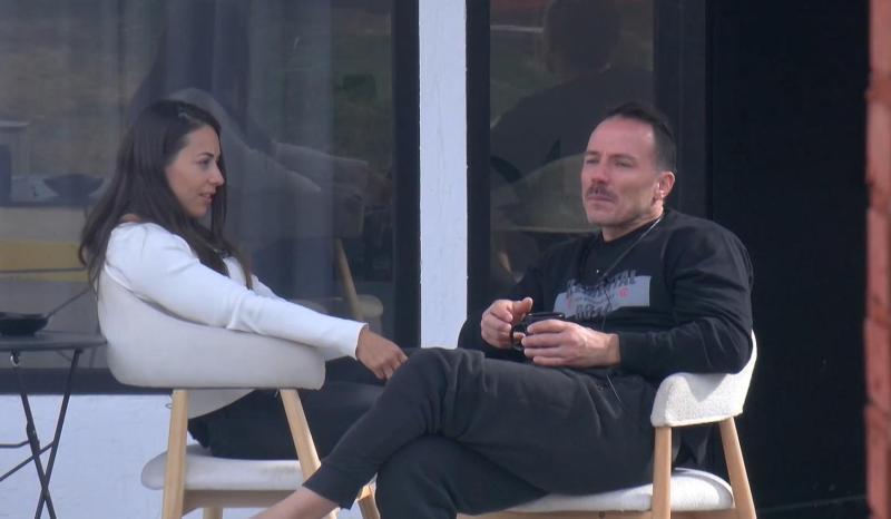 Paz y Gonzalo hablan afuera de la Casa de Lujo / Canal 13