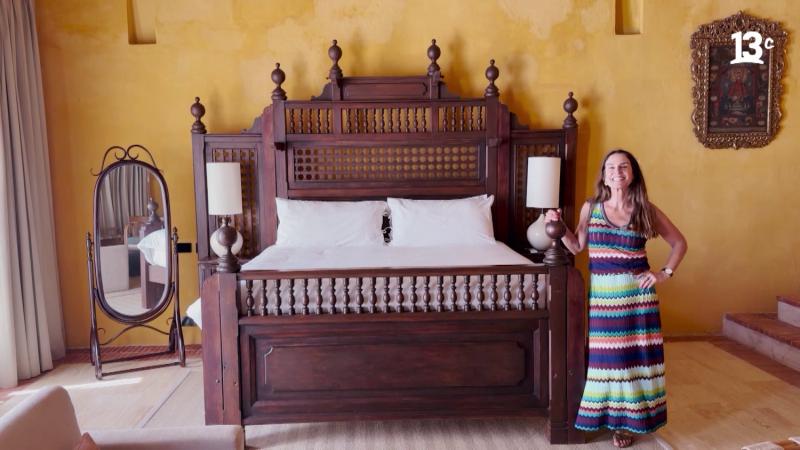 Maria Gracia Subercaseaux junto a la cama que usaron en película El amor en los tiempos del cólera / 13C