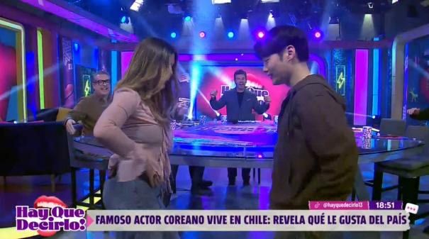 Actor coreano baila cueca y cumbia con Laura Prieto.