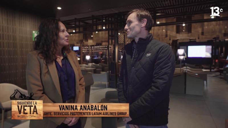 Vanina Anabalón, Gerente de Experiencia al Cliente de LATAM, y Guillermo Gomien / 13C