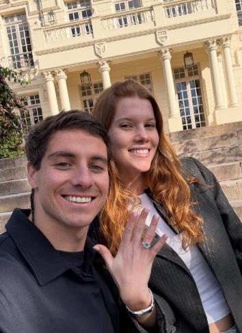 La pareja mostrando el anillo de la pedida - Instagram.