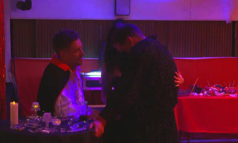 Camilo llorando en la fiesta de "Vecinos al límite" / Canal 13