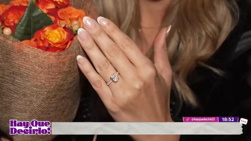 Camila Andrade mostrando el anillo en "¡Hay que decirlo!"