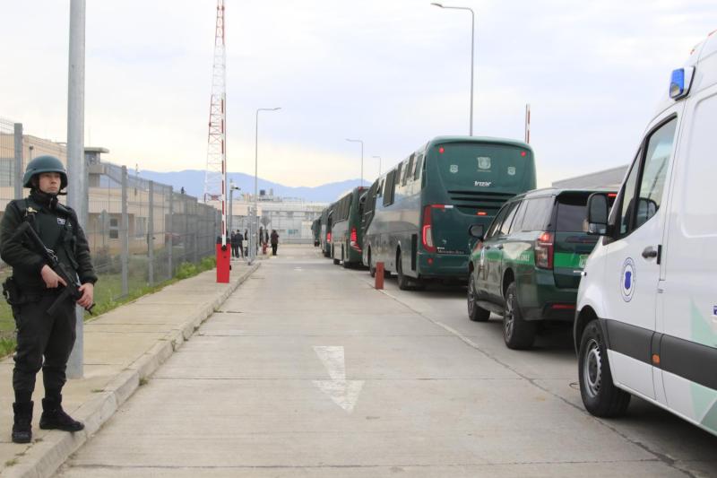 Reos llegan a cárcel de Talca con uniforme - Aton.